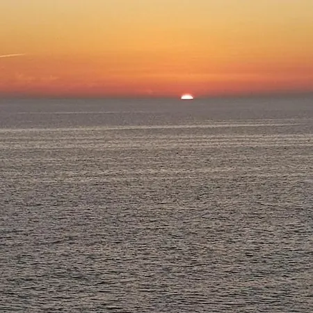 Beachfront 82 شقة